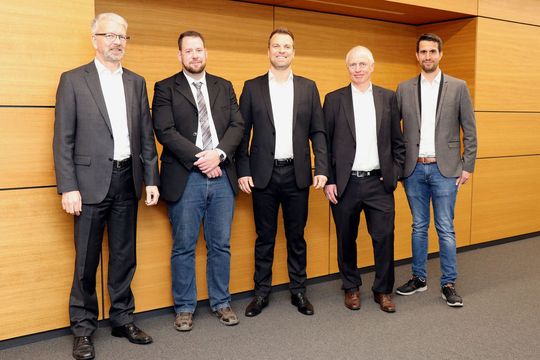 Der Vorstand der neuen VTH-Fachgruppe „Klebtechnik“ (v.l.): Rolf Kater (JK), David Schlesinger (Wendler), Andreas Fritz (Reiff), Vorsitzender Uwe Kittel (Krückemeyer) und Tilman Heise (Piel). Der Vorstand der neuen VTH-Fachgruppe „Klebtechnik“ (v.l.): Rolf Kater (JK), David Schlesinger (Wendler), Andreas Fritz (Reiff), Vorsitzender Uwe Kittel (Krückemeyer) und Tilman Heise (Piel).