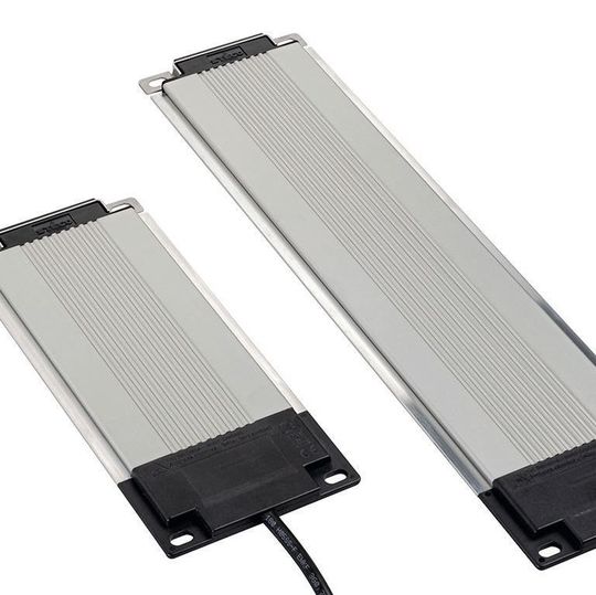 Das Flachheizgerät CP 061 gibt es in den Längen 239 mm mit einer Heizleistung von 50 W und 414 mm mit einer Heizleistung von 100 W. Das Flachheizgerät CP 061 gibt es in den Längen 239 mm mit einer Heizleistung von 50 W und 414 mm mit einer Heizleistung von 100 W.