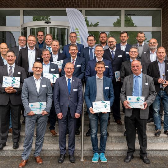 Thomas Wünsch, Staatssekretär im Ministerium für Wirtschaft, Wissenschaft und Digitalisierung des Landes Sachsen-Anhalt, Armin Schenk, Oberbürgermeister der Stadt Bitterfeld-Wolfen, sowie die Vertreter aller am Energieeffizienz-Netzwerk beteiligten Unternehmen. Thomas Wünsch, Staatssekretär im Ministerium für Wirtschaft, Wissenschaft und Digitalisierung des Landes Sachsen-Anhalt, Armin Schenk, Oberbürgermeister der Stadt Bitterfeld-Wolfen, sowie die Vertreter aller am Energieeffizienz-Netzwerk beteiligten Unternehmen.