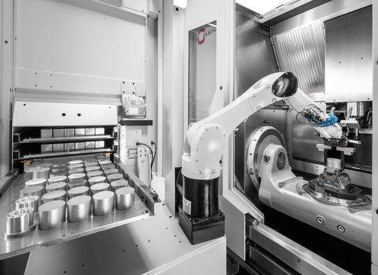 Roboter im Automatikbetrieb – mit zahlreichen Rohlingen auf den Matrizenablagen in den Teleskopschubladen im Speichermodul.