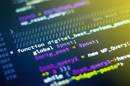 Der Einsatz von Open Source Software ist oft bequem und kann Innovationen schnell – und günstig – ermöglichen. Eine nachlässige Verwendung birgt aber große Risiken. Hier sind fünf Tipps für den sicheren Umgang mit Open-Source-Software. Der Einsatz von Open Source Software ist oft bequem und kann Innovationen schnell – und günstig – ermöglichen. Eine nachlässige Verwendung birgt aber große Risiken. Hier sind fünf Tipps für den sicheren Umgang mit Open-Source-Software.