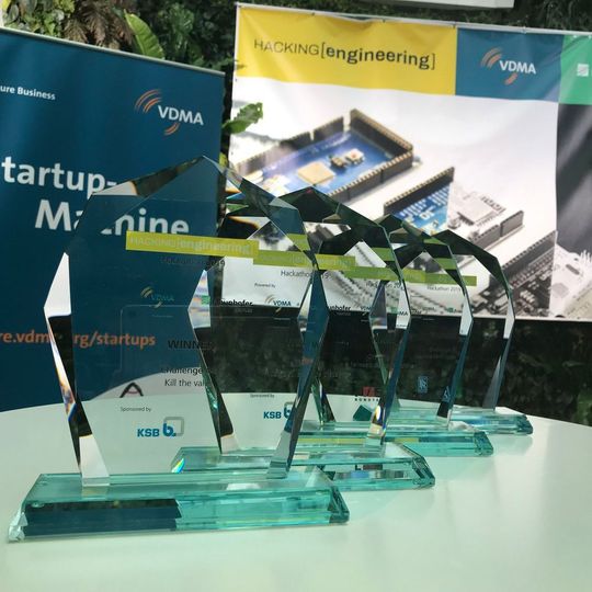 Bei der Challenge von KSB zur Komponentenerkennung in bestehenden Anlagen holte das Team „pumpident“ mit ihrem innovativen Ansatz zur Auslesung von Typenschildern den Sieg. Bei der Challenge von KSB zur Komponentenerkennung in bestehenden Anlagen holte das Team „pumpident“ mit ihrem innovativen Ansatz zur Auslesung von Typenschildern den Sieg.