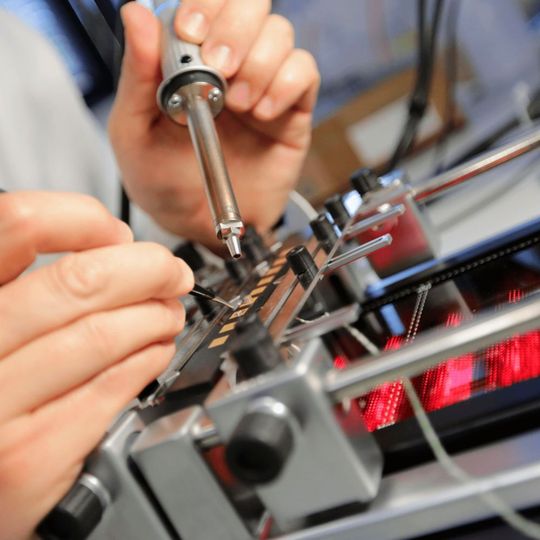 Die Herstellung von MID (wie hier am Fraunhofer IEM) ist ein komplexer Prozess. Die neue Richtlinie schafft Orientierung und Verbindlichkeit. Die Herstellung von MID (wie hier am Fraunhofer IEM) ist ein komplexer Prozess. Die neue Richtlinie schafft Orientierung und Verbindlichkeit.