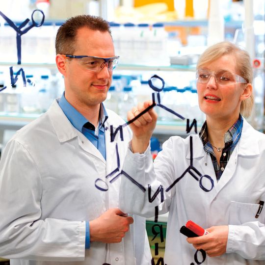 Lack- und Klebstoffhersteller ersetzen verstärkt lösemittelbasierende Produkte durch wässrige Systeme wie PUDs. Lack- und Klebstoffhersteller ersetzen verstärkt lösemittelbasierende Produkte durch wässrige Systeme wie PUDs.