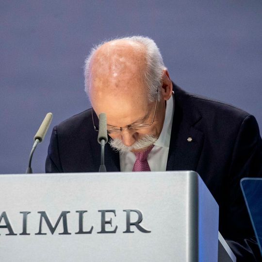 Der scheidende Daimler-Vorstandschef Dieter Zetsche verneigt sich nach seiner Rede bei der Daimler-Hauptversammlung. Der scheidende Daimler-Vorstandschef Dieter Zetsche verneigt sich nach seiner Rede bei der Daimler-Hauptversammlung.