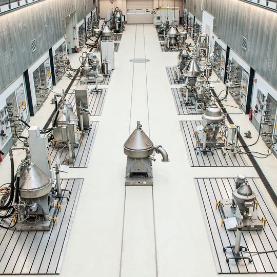 Auf rund 85.000 m² fertigt Gea am Standort Oelde (Westfalen) hochmoderne Zentrifugen – sie trennen Flüssigkeiten von Feststoffen oder Flüssigkeiten unterschiedlicher Dichte voneinander. Auf rund 85.000 m² fertigt Gea am Standort Oelde (Westfalen) hochmoderne Zentrifugen – sie trennen Flüssigkeiten von Feststoffen oder Flüssigkeiten unterschiedlicher Dichte voneinander.
