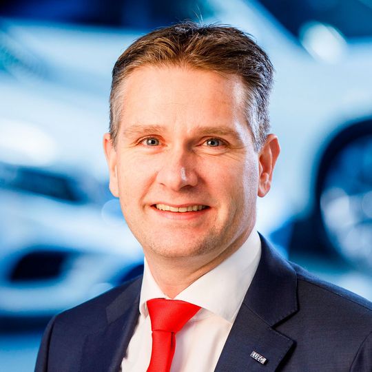 Martijn Storm wird zum 1. Januar 2020 Sprecher des Vorstands der Fahrzeugwerke Lueg AG. Martijn Storm wird zum 1. Januar 2020 Sprecher des Vorstands der Fahrzeugwerke Lueg AG.