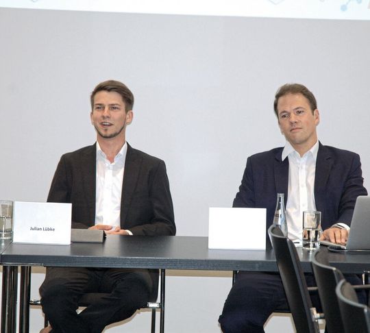 Julian Lübke, Head of Cubuslab Product und Cubuslab Mitgründer (l.) und Dr. Simon Bungers, CEO und Mitgründer von Labfolder, während der Labvolution-Pressekonferenz, auf der die beiden Unternehmen ihre Fusion bekannt gaben. Julian Lübke, Head of Cubuslab Product und Cubuslab Mitgründer (l.) und Dr. Simon Bungers, CEO und Mitgründer von Labfolder, während der Labvolution-Pressekonferenz, auf der die beiden Unternehmen ihre Fusion bekannt gaben.