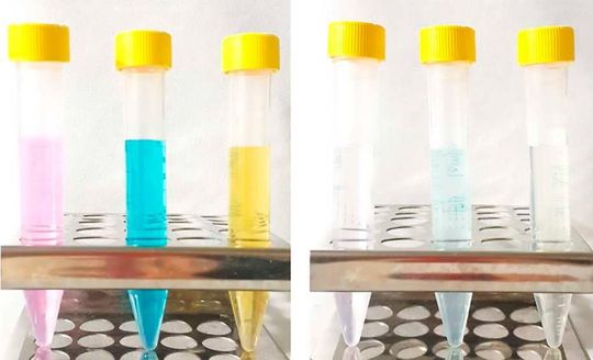 Am Beispiel von verschiedenen organischen Pigmenten, wie sie beispielsweise in der Textilindustrie verwendet werden, können die Forschenden zeigen, wie wirksam ihr Ansatz ist. Bild links vor der Behandlung, rechts nach der Behandlung.