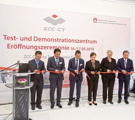 Der chinesische Hartmetallwerkzeug-Hersteller ZCC Cutting Tools Europe nahm am 17. Mai 2019 sein neues Test- und Demonstrationszentrum in Düsseldorf in Betrieb. In der Mitte steht Quanlian Zhao, der Geschäftsführer des Unternehmens, mit Vetretern aus Politik und Verbänden, beim traditionellen Durchschneiden des roten Bandes, wodurch das Gebäude und die Möglichkeiten, die es bei der Lösung von Zerspanungsproblemen bietet, nun offiziell nutzbar sind. Der chinesische Hartmetallwerkzeug-Hersteller ZCC Cutting Tools Europe nahm am 17. Mai 2019 sein neues Test- und Demonstrationszentrum in Düsseldorf in Betrieb. In der Mitte steht Quanlian Zhao, der Geschäftsführer des Unternehmens, mit Vetretern aus Politik und Verbänden, beim traditionellen Durchschneiden des roten Bandes, wodurch das Gebäude und die Möglichkeiten, die es bei der Lösung von Zerspanungsproblemen bietet, nun offiziell nutzbar sind.