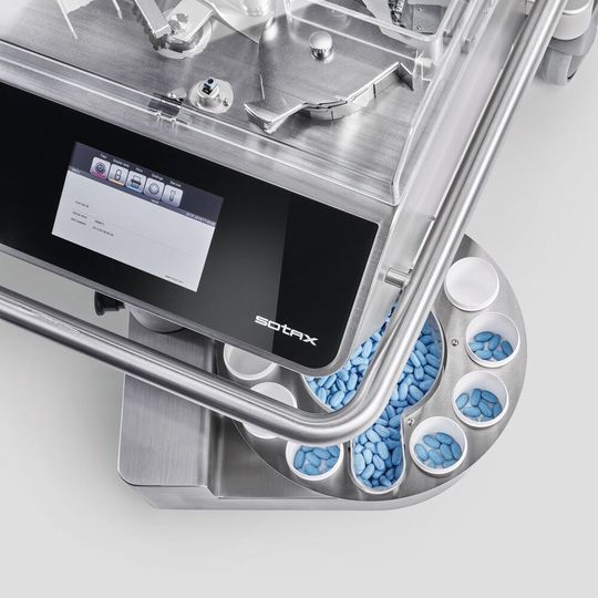 Tablettenprüfsystem AT50 mit integriertem Probensammler für die automatisierte Online-Inprozesskontrolle mit Tablettenpressen Tablettenprüfsystem AT50 mit integriertem Probensammler für die automatisierte Online-Inprozesskontrolle mit Tablettenpressen