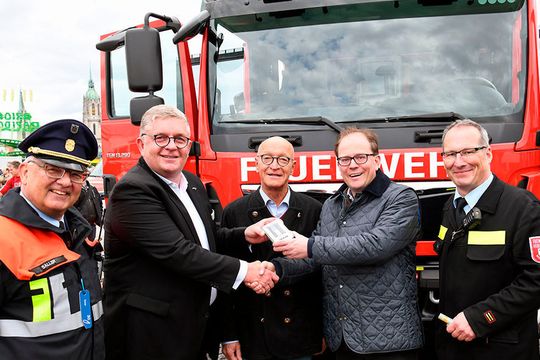 Im Rahmen des Blaulicht-Festivals der Münchner Hilfs- und Einsatzorganisationen überreichte Holger Mandel, Vorsitzender der Geschäftsführung MAN Truck & Bus Deutschland, feierlich den Präventionsfilm „Dem Toten Winkel keine Chance“ an Münchens 2. Bürgermeister Manuel Pretzl und den Bundestagsabgeordneten Bernhard Loos (v. l. Rupert Saller, Holger Mandel, Bernhard Loos, Manuel Pretzl und Andreas Igl).