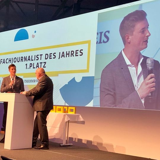 »kfz-betrieb«-Redakteur Christoph Seyerlein (links) auf der Bühne mit dem Juryvorsitzenden Prof. Dr. Lutz Frühbrodt. »kfz-betrieb«-Redakteur Christoph Seyerlein (links) auf der Bühne mit dem Juryvorsitzenden Prof. Dr. Lutz Frühbrodt.