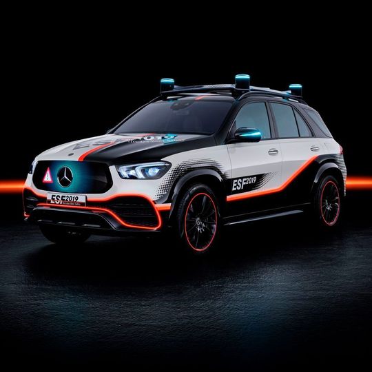 An einem umgebauten GLE zeigt Mercedes, welche Anforderungen das künftig selbstfahrende Auto an die Sicherheitsingenieure stellt. An einem umgebauten GLE zeigt Mercedes, welche Anforderungen das künftig selbstfahrende Auto an die Sicherheitsingenieure stellt.