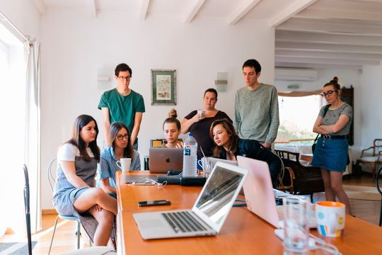 Wissensmanagement hilft Unternehmen, Wissen effizient zwischen Mitarbeitern weiterzugeben. Wissensmanagement hilft Unternehmen, Wissen effizient zwischen Mitarbeitern weiterzugeben.