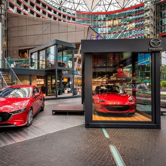 Im Berliner Sony-Center macht die „Mazda Experience“ als erstes Station. Im Berliner Sony-Center macht die „Mazda Experience“ als erstes Station.
