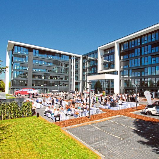 Erst 2013 eröffnet, aber bald schon wieder Geschichte: die Deutschland-Zentrale von Peugeot und Citroën in Köln. Erst 2013 eröffnet, aber bald schon wieder Geschichte: die Deutschland-Zentrale von Peugeot und Citroën in Köln.