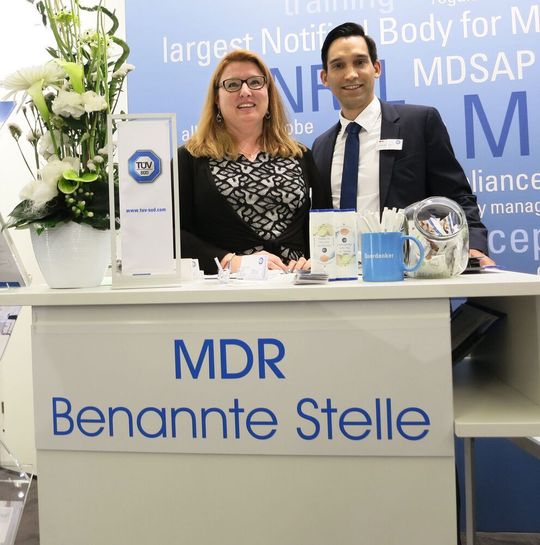 Durften auf der Medtec Live in Nürnberg mit als erste die frohe Kunde in die Welt tragen: Gabriele Leitl, Vertrieb/Marketing und Rouven Rosenheimer, Senior Account Manager, beim TÜV Süd. Durften auf der Medtec Live in Nürnberg mit als erste die frohe Kunde in die Welt tragen: Gabriele Leitl, Vertrieb/Marketing und Rouven Rosenheimer, Senior Account Manager, beim TÜV Süd.