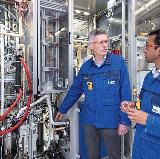 Bei der BASF Tochtergesellschaft Hte in Heidelberg wurden Teilaspekte des neuen CO2-emissionsfreien Methanol-Verfahrens in einer Pilotanlage getestet. Projektleiter Dr. Maximilian Vicari und Hte-Experte Dr. Nakul Thakar sind froh über die gelösten Herausforderungen, z.B. beim Aktivieren des Katalysators und beim Betrieb der Anlage. Bei der BASF Tochtergesellschaft Hte in Heidelberg wurden Teilaspekte des neuen CO2-emissionsfreien Methanol-Verfahrens in einer Pilotanlage getestet. Projektleiter Dr. Maximilian Vicari und Hte-Experte Dr. Nakul Thakar sind froh über die gelösten Herausforderungen, z.B. beim Aktivieren des Katalysators und beim Betrieb der Anlage.