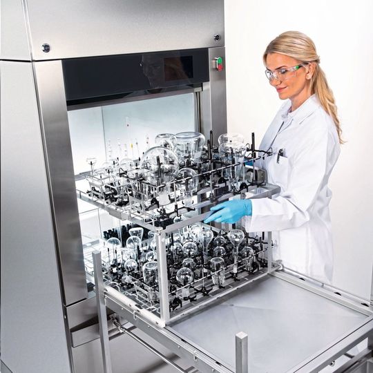 In den neuen Großraum-Laborspülern von Miele wird das Spülgut automatisch richtig positioniert. In den neuen Großraum-Laborspülern von Miele wird das Spülgut automatisch richtig positioniert.