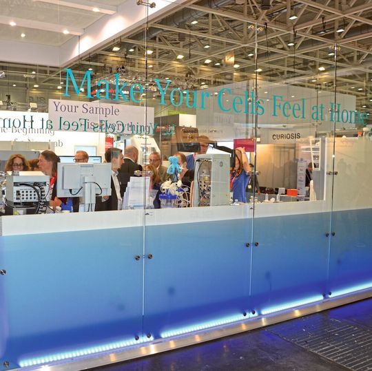 Im gläsernen Showroom präsentierte Eppendorf Zellkulturgefäße, Bioreaktoren und was es sonst noch braucht, damit gezüchtete Zellen sich „wie zu Hause“ fühlen. Im gläsernen Showroom präsentierte Eppendorf Zellkulturgefäße, Bioreaktoren und was es sonst noch braucht, damit gezüchtete Zellen sich „wie zu Hause“ fühlen.