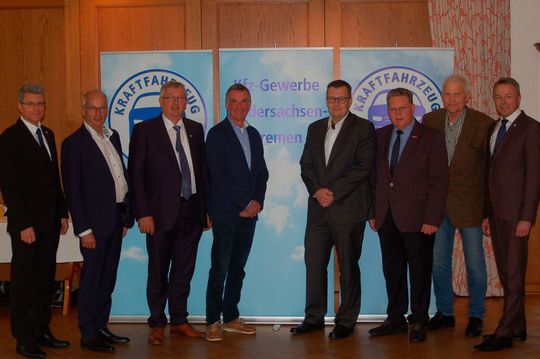 Mitglieder des Führungsteams vom Kfz-Gewerbe Niedersachsen-Bremen: (v. li.) Geschäftsführer Christian Metje, Arnulf Winkelmann, Präsident Karl-Heinz Bley, Hans Jörg Koßmann, Markus Ahrens, Lothar Freese, Ludwig Südbeck und Thomas Schacht. Mitglieder des Führungsteams vom Kfz-Gewerbe Niedersachsen-Bremen: (v. li.) Geschäftsführer Christian Metje, Arnulf Winkelmann, Präsident Karl-Heinz Bley, Hans Jörg Koßmann, Markus Ahrens, Lothar Freese, Ludwig Südbeck und Thomas Schacht.
