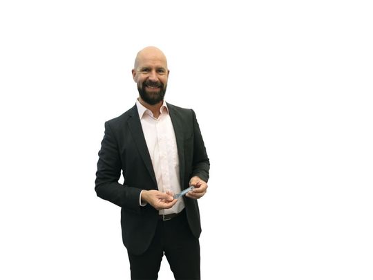Markus Rettig, Sales Manager Germany, erklärt auf der Messe Medtec Live in Nürnberg die Bedeutung der ISO 13485 für den Auftragsfertiger Precision Micro und seine Kunden. Markus Rettig, Sales Manager Germany, erklärt auf der Messe Medtec Live in Nürnberg die Bedeutung der ISO 13485 für den Auftragsfertiger Precision Micro und seine Kunden.