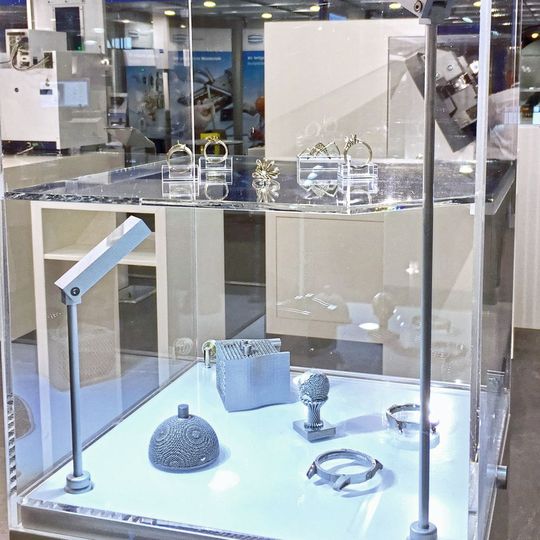 Die EPHJ-EPMT-SMT, Fachmesse für Hochpräzisionstechnologie für die Uhren- und Schmuckindustrie, Medizintechnik und Mikrotechnik. Die EPHJ-EPMT-SMT, Fachmesse für Hochpräzisionstechnologie für die Uhren- und Schmuckindustrie, Medizintechnik und Mikrotechnik.
