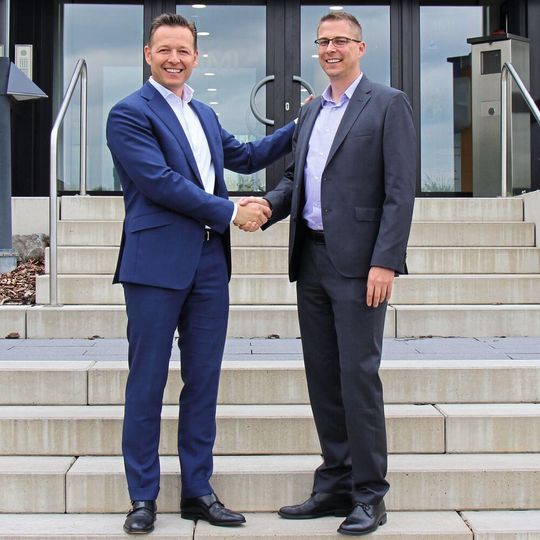 Oliver Wehking (links) begrüßt Martin Maas als neuen Geschäftsführer bei der Buschjost GmbH. Oliver Wehking (links) begrüßt Martin Maas als neuen Geschäftsführer bei der Buschjost GmbH.