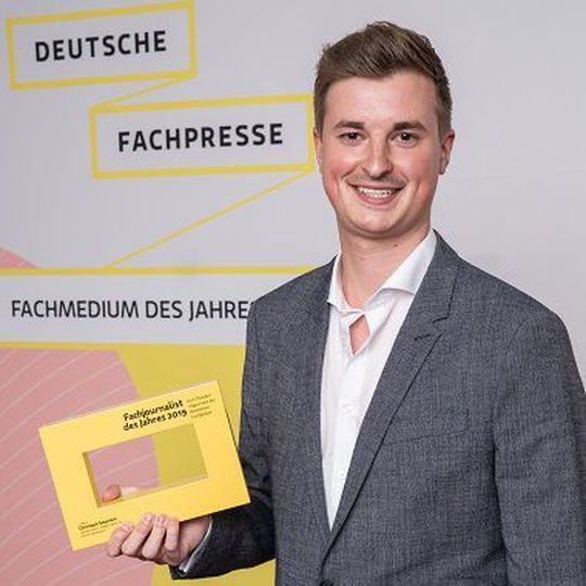 Der „Fachjournalist des Jahres 2019“ steht fest: Christoph Seyerlein holte sich mit seinem Beitrag zur Situation im VW-Händlernetz „Heute Palast, morgen Ballast?“, erschienen als Titelthema einer Kfz-Betrieb-Ausgabe aus dem vergangenen Herbst, den ersten Platz. Der „Fachjournalist des Jahres 2019“ steht fest: Christoph Seyerlein holte sich mit seinem Beitrag zur Situation im VW-Händlernetz „Heute Palast, morgen Ballast?“, erschienen als Titelthema einer Kfz-Betrieb-Ausgabe aus dem vergangenen Herbst, den ersten Platz.