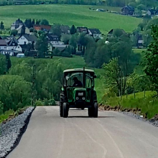 In Nordrhein-Westfalen ließ sich ein Traktorfahrer von einer Straßensprerrung wegen Asphaltarbeiten nicht aufhalten. In Nordrhein-Westfalen ließ sich ein Traktorfahrer von einer Straßensprerrung wegen Asphaltarbeiten nicht aufhalten.