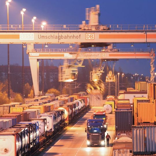 Terminal Leipzig-Wahren am Abend. Seit dem 1. Juli 2017 bietet die Deutsche Umschlaggesellschaft Schiene – Straße mbH (DUSS) dort einen zusätzlichen entgeltfreien Abstelltag im Empfang. Terminal Leipzig-Wahren am Abend. Seit dem 1. Juli 2017 bietet die Deutsche Umschlaggesellschaft Schiene – Straße mbH (DUSS) dort einen zusätzlichen entgeltfreien Abstelltag im Empfang.