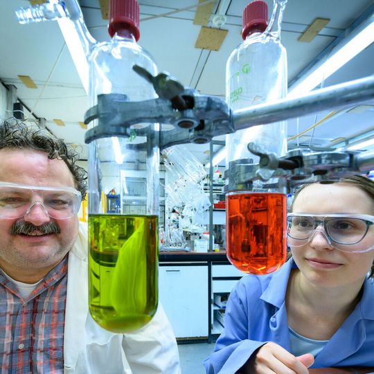 Prof. Dr. Andreas Gansäuer und Anastasia Panfilova bei der Epoxidhydrierung im Kekulé-Institut für Organische Chemie und Biochemie der Universität Bonn. Prof. Dr. Andreas Gansäuer und Anastasia Panfilova bei der Epoxidhydrierung im Kekulé-Institut für Organische Chemie und Biochemie der Universität Bonn.