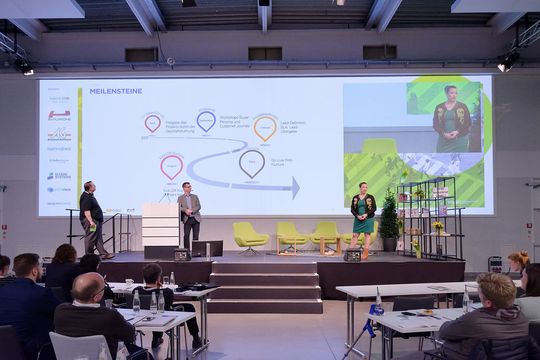 Elisabeth Steuber, Tobias Eickelpasch und Norbert Schuster zeigten auf dem LMS 2019, wie die Albrecht Bäumer GmbH die Lead Management Roadmap in die Praxis umsetzte. Elisabeth Steuber, Tobias Eickelpasch und Norbert Schuster zeigten auf dem LMS 2019, wie die Albrecht Bäumer GmbH die Lead Management Roadmap in die Praxis umsetzte.