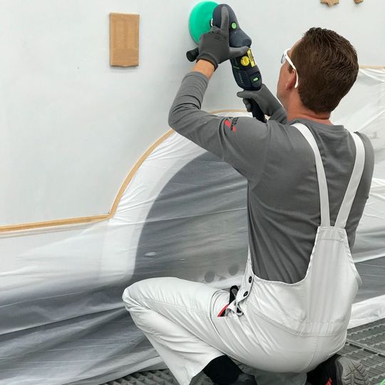Die Lackakademie Caravan-Reparatur gibt Tipps zur Instandsetzung von Kleinschäden an Wohnmobilen und -anhängern. Die Lackakademie Caravan-Reparatur gibt Tipps zur Instandsetzung von Kleinschäden an Wohnmobilen und -anhängern.