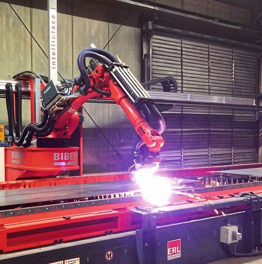 Das neue, robotergestützte Schneidsystem Biber von ERL Automation kann bis zu 9 m × 2 m messende Stahlwerkstücke anfasen. Der Stahlverarbeiter Weber Stahl hat damit jetzt seinen Maschinenpark modernisiert und die Performance gesteigert. Das neue, robotergestützte Schneidsystem Biber von ERL Automation kann bis zu 9 m × 2 m messende Stahlwerkstücke anfasen. Der Stahlverarbeiter Weber Stahl hat damit jetzt seinen Maschinenpark modernisiert und die Performance gesteigert.