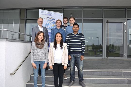 Abb.2: Prof. Frank Würthner und sein Team: (v.o.l.) Joachim Lindner, Max Roth, Niklas Noll, Dorothee Schindler, Ana-Lucía Meza, Dr. Suvendu Karak.