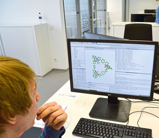 Abb.4: Joachim Lindner überprüft in theoretischen Modellrechnungen, warum die Katalysatoren des Teams so gut funktionieren. Die Erklärung: Durch die räumliche Nähe der Metallzentren bilden sich im Inneren des Makrozyklus leichter lose Wasserbrücken aus, über die dann ein Proton von einem Metallzentrum zum nächsten übertragen werden kann. Dies wirkt sich günstig auf die Reaktivität bei der Wasserspaltung aus.