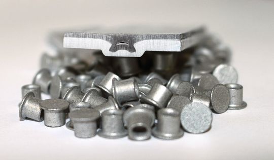 Ein Henrob-BG-Niet verbindet 1,4 mm dicken hochfesten Stahl mit einer 2,8 mm dicken Lage aus Aluminiumdruckguss. Durch seine spezielle Geometrie kann der Halbhohl-Stanzniet die obere, sehr harte Lage durchdringen, ohne sich ungewollt zu verformen oder zu brechen. Ein Henrob-BG-Niet verbindet 1,4 mm dicken hochfesten Stahl mit einer 2,8 mm dicken Lage aus Aluminiumdruckguss. Durch seine spezielle Geometrie kann der Halbhohl-Stanzniet die obere, sehr harte Lage durchdringen, ohne sich ungewollt zu verformen oder zu brechen.