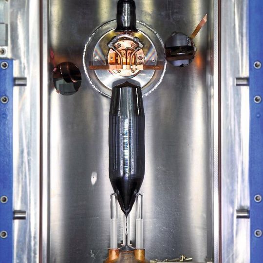 Prototyp eines Silizium-28 Einkristalls nach der Züchtung in einer Floating Zone Anlage im Kontext des KILOGRAMM-Projekts. Prototyp eines Silizium-28 Einkristalls nach der Züchtung in einer Floating Zone Anlage im Kontext des KILOGRAMM-Projekts.