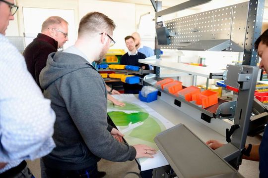 Wie ist der physikalische Bewegungsablauf am Arbeitsplatz? Ideale Greifräume, höhenverstellbare Arbeitstische, mehrere Regalebenen – das alles trägt zu besten ergonomischen Lösungen bei. Wie ist der physikalische Bewegungsablauf am Arbeitsplatz? Ideale Greifräume, höhenverstellbare Arbeitstische, mehrere Regalebenen – das alles trägt zu besten ergonomischen Lösungen bei.