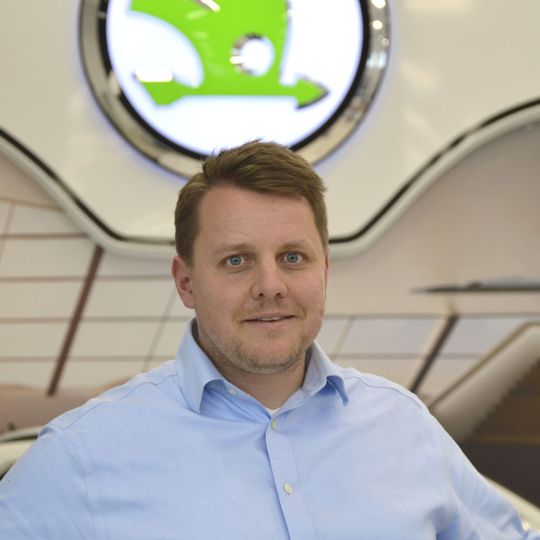Georg Frohm setzt als Geschäftsführer des Autohauses Waser voll auf das Internet: zur Kundengewinnung, zur Kommunikation und fürs Marketing. Georg Frohm setzt als Geschäftsführer des Autohauses Waser voll auf das Internet: zur Kundengewinnung, zur Kommunikation und fürs Marketing.