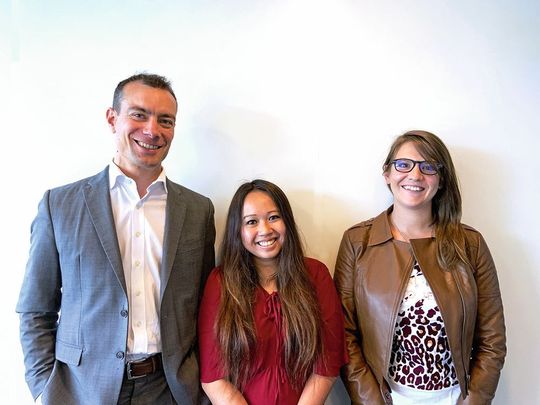 Avec de gauche à droite : Alexandre Catton, directeur du salon EPHJ-EPMT-SMT accompagné de Merly Magold et Céline Stadler, toutes deux en charge du contact avec les exposants ainsi que de différents projets liés à l’organisation du salon EPHJ-EPMT-SMT. Avec de gauche à droite : Alexandre Catton, directeur du salon EPHJ-EPMT-SMT accompagné de Merly Magold et Céline Stadler, toutes deux en charge du contact avec les exposants ainsi que de différents projets liés à l’organisation du salon EPHJ-EPMT-SMT.