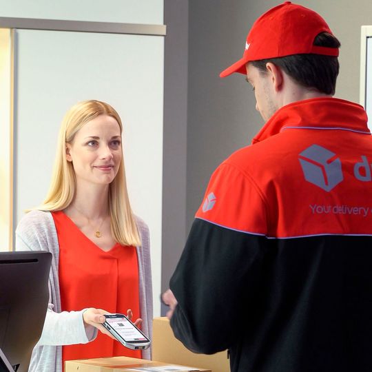 Die neuen Android-basierten Handhelds sollen die Paketabwicklung bei DPD effizienter und schneller machen. Die neuen Android-basierten Handhelds sollen die Paketabwicklung bei DPD effizienter und schneller machen.