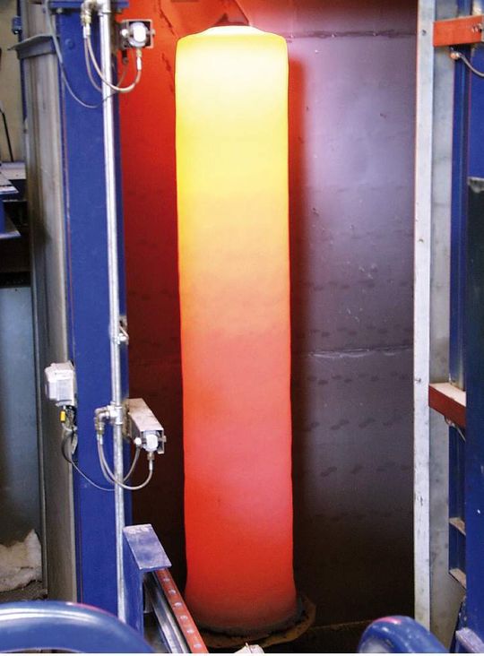 Sprühkompaktierter Bolzen aus Kaltarbeitsstahl. Er wurde in rund 50 min hergestellt. Der Durchmesser liegt bei 500 mm, die Länge bei 2500 mm und das Gewicht bei 4 t. Bilder: IWT Sprühkompaktierter Bolzen aus Kaltarbeitsstahl. Er wurde in rund 50 min hergestellt. Der Durchmesser liegt bei 500 mm, die Länge bei 2500 mm und das Gewicht bei 4 t. Bilder: IWT