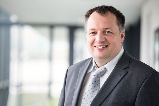 Dr. Thomas Kuhn, Hauptabteilungsleiter Embedded Systems am Fraunhofer-IESE und Projektleiter von Basys 4.0: „Eine protokollübergreifende Ende-zu-Ende-Kommunikation ist möglich.“ Dr. Thomas Kuhn, Hauptabteilungsleiter Embedded Systems am Fraunhofer-IESE und Projektleiter von Basys 4.0: „Eine protokollübergreifende Ende-zu-Ende-Kommunikation ist möglich.“