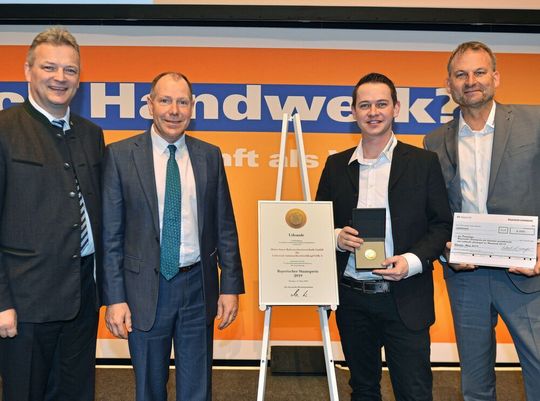 (v.l.n.r): Roland Weigert, Staatssekretär im Bayerischen Staatsministerium für Wirtschaft, Landesentwicklung und Energie, Geschäftsführer Heinz Soyer, Kilian Lill, Soyer-Entwicklung und Oliver Pohlus Leitung Vertrieb bei Soyer.