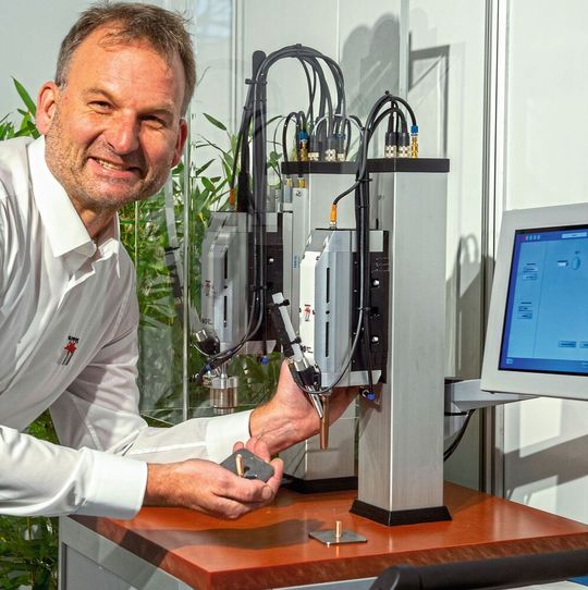Ausgezeichnet mit dem Bayerischen Staatspreis 2019: der Universal-Automatikschweißkopf LSK-1 von Heinz Soyer. Hier präsentiert von Soyer-Vertriebsleiter Oliver Pohlus. Ausgezeichnet mit dem Bayerischen Staatspreis 2019: der Universal-Automatikschweißkopf LSK-1 von Heinz Soyer. Hier präsentiert von Soyer-Vertriebsleiter Oliver Pohlus.