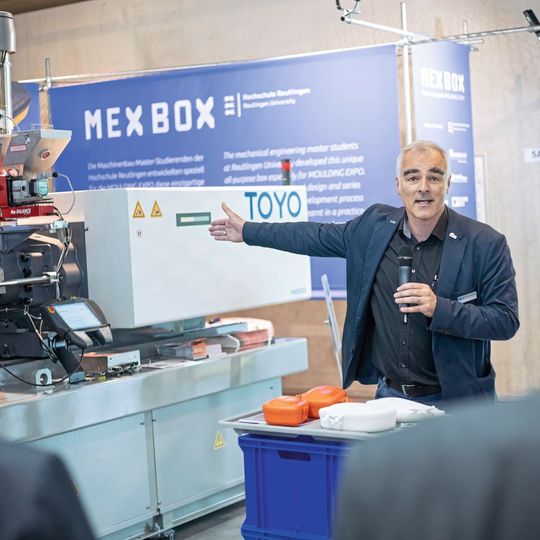 Steffen Ritter from Reutlingen University and his team of students designed the MEX BOX lunch box and produced it live during the trade fair. “This specific promotion of young people represents optimum networking of theory and practice.” Steffen Ritter from Reutlingen University and his team of students designed the MEX BOX lunch box and produced it live during the trade fair. “This specific promotion of young people represents optimum networking of theory and practice.”