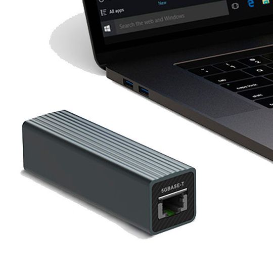 Qnaps Adapter QNA-UC5G1T passt in jede Notebooktasche. Qnaps Adapter QNA-UC5G1T passt in jede Notebooktasche.